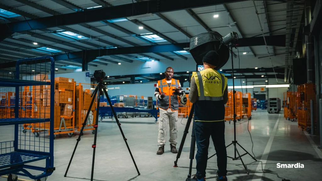 Image réalisée par Smardia. Nous voyons un tournage vidéo qui est entrain de se faire avec Diego derrière la camera et un ouvrier devant la caméra entrain de parler.