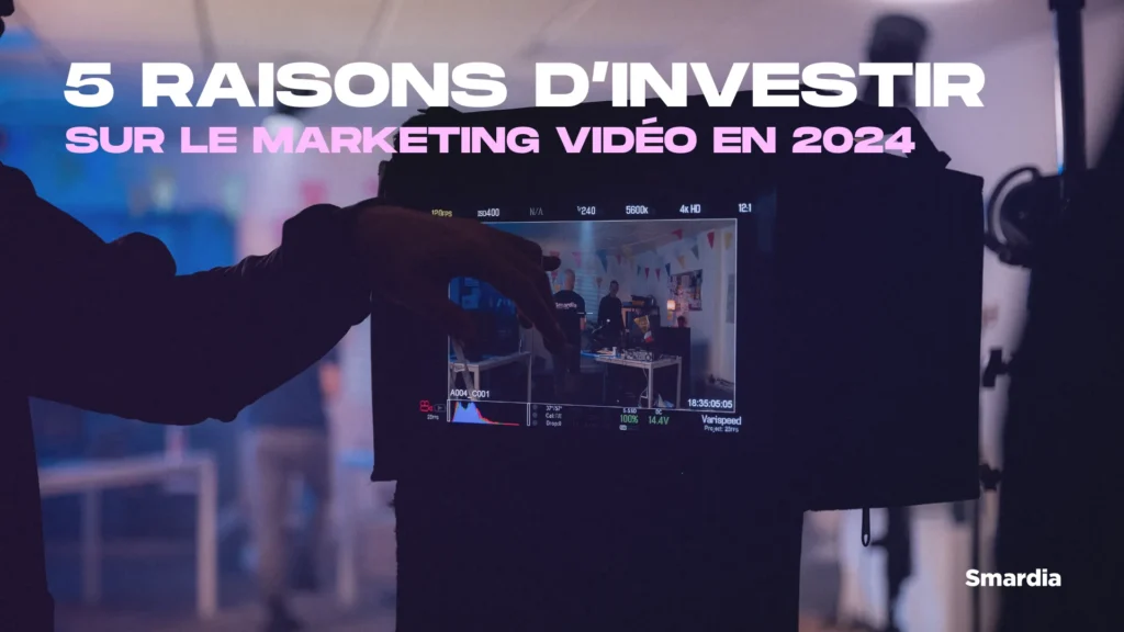 Image introductive de l'article du blog avec comme titre sur l'image : 5 raisons d'investir sur le marketing vidéo en 2024 et en arrière plan nous pouvons voir une image réalisée par Smardia lors du tournage de Leocare.
