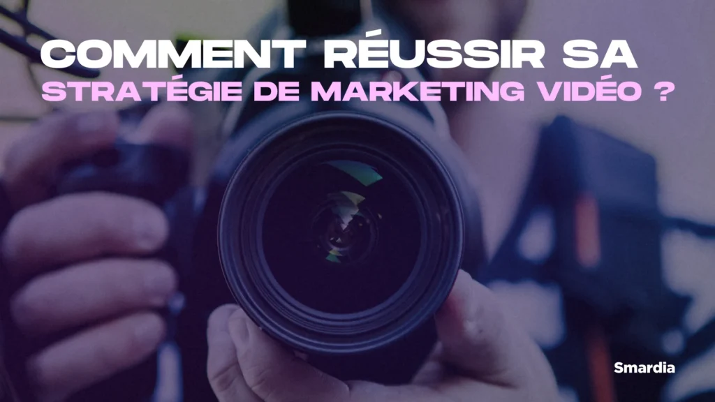 Image d'un appareil photo en arrière plan et le titre en premier plan.