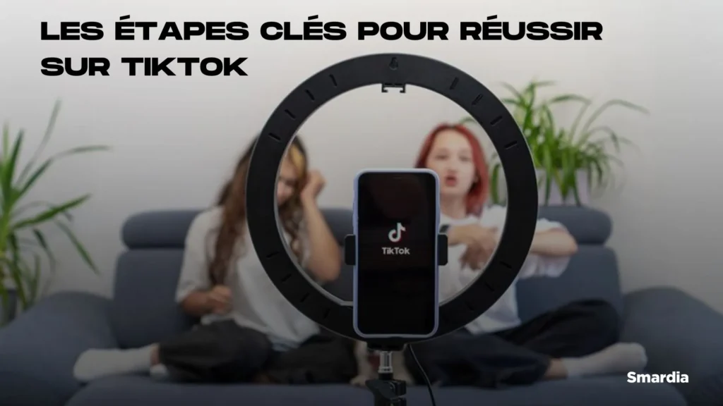 deux amies sur un canapé entrain de tourner une vidéo sur l'application tiktok avec un trépied