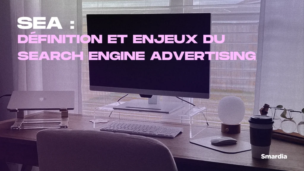 Titre de l'article en premier plan avec en arrière plan un bureau classique avec un ordinateur, clavier et souris ainsi qu'un ordinateur portable.