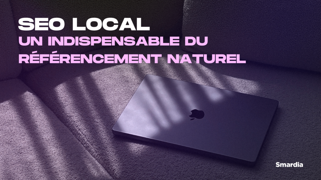Image d'un ordinateur en fond sur un canapé avec la lumière qui va dessus. Par dessus nous avons le titre : SEO Local - Un indispensable du référencement naturel