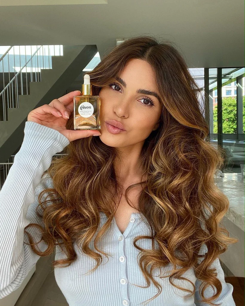 Image de Negin Mirsalehi avec un produit de sa marque Gisou.