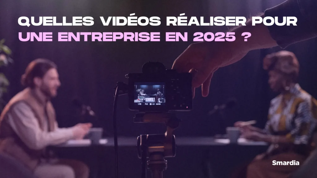 Arrière plan : Image des backstages d'un tournage, on voit une caméra entrain de filmer deux personnes assises à une table. Elles sont face à face. Premier Plan : Titre de l'article du blog